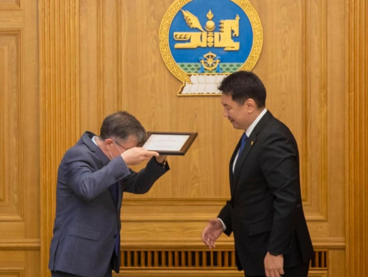 Монголын ард түмнээс ОХУ-ын ард түмэнд үзүүлж буй хүмүүнлэгийн тусламжийн гэрчилгээг гардуулав