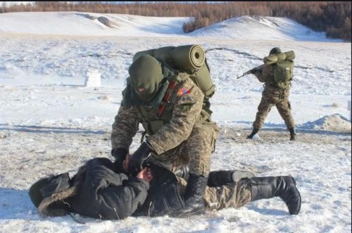 Оргодол 2 цэрэг хоол хүнсгүй байсны улмаас биеийн байдал нь тамирдсан байжээ.
