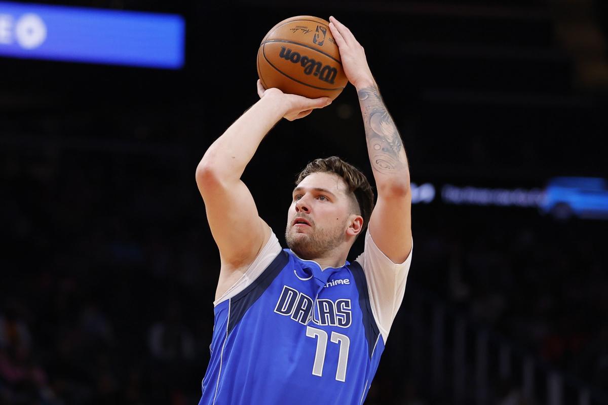 NBA-ИЙНГ ДАЛЛАС МАВЕРИКС БАГ ЛУКА ДОНЧИЧИЙГ НАЙМААЛЦСАН НЬ САГСАН БӨМБӨГ СОНИРХОГЧИДЫН ДУНД ОЛОН ТААМАГ ДЭВШҮҮЛЭХЭД ХҮРГЭЭД БАЙНА