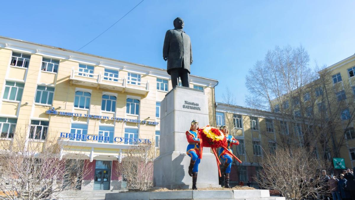 МОНГОЛЫН ТӨР, НИЙГМИЙН НЭРТ ЗҮТГЭЛТЭН Ж.БАТМӨНХ АГСНЫ ХӨШӨӨНД ЦЭЦЭГ ӨРГӨЛӨӨ