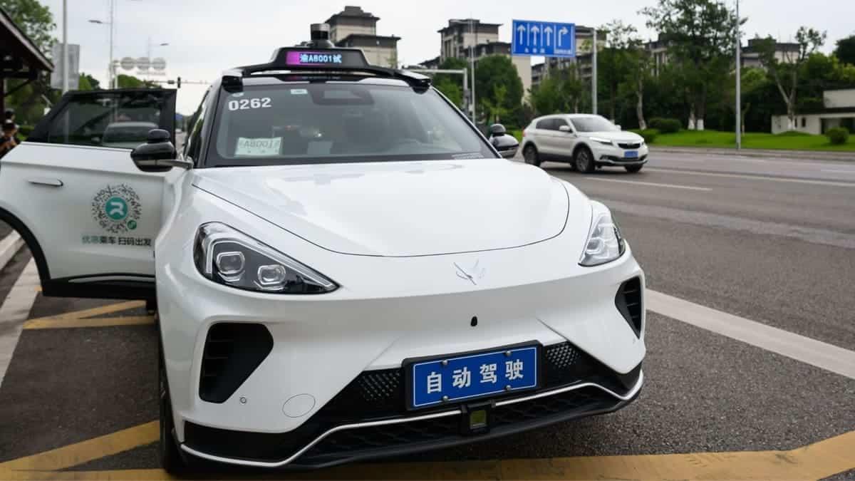 ХЯТАДЫН УХАНЬ ХОТОД РОБОТ-ТАКСИНЫ ҮЙЛЧИЛГЭЭНД ДОГОЛДОЛ ГАРСНААС ЗАМЫН ХӨДӨЛГӨӨН СААТЖЭЭ